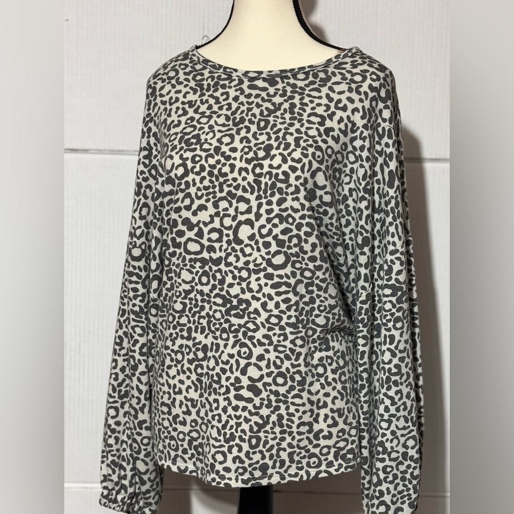 Andree ladies size large gray & white animal print top w/ gathered back 24”L